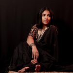 Anupama Gowda Instagram – ಸೀರೆಯುಟ್ಟ ನವಿಲು ನೀನು
ದೃಷ್ಷಿ ಆಗಬಹುದೊ ಏನೊ….

Styling : @tejukranthi 
Blouse: @assyadesigner 
Jewellery: @bcos_its_silver 
PC: @raghavstudios Bangalore, India