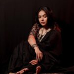 Anupama Gowda Instagram – ಸೀರೆಯುಟ್ಟ ನವಿಲು ನೀನು
ದೃಷ್ಷಿ ಆಗಬಹುದೊ ಏನೊ….

Styling : @tejukranthi 
Blouse: @assyadesigner 
Jewellery: @bcos_its_silver 
PC: @raghavstudios Bangalore, India