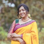Anupama Gowda Instagram - ಸೃಷ್ಟಿಯ ಮೊದಲ ದಿನ... ಹಸಿರೆಲೆಗಳು ಚಿಗುರೊಡೆಯುವ ದಿನ.. ಭಾರತೀಯರ ವರ್ಷಾರಂಭದ ದಿನ.. ಈ ದಿನ ಸರ್ವರ ಬಾಳಲ್ಲಿ ಸುದಿನವಾಗಲಿ.. ಈ ಹೊಸ ವರ್ಷ, ಹೊಸ ಚಿಂತನೆ...ಹೊಸ ಉತ್ಸಾಹ..ಹೊಸ ಹುರುಪು.. ಹೊಸ ಯೋಜನೆ... ಹೊಸ ಯೋಚನೆ... ಹೊಸ ಉಲ್ಲಾಸ... ಎಲ್ಲವನ್ನೂ ತಂದು ಕೊಡಲಿ. ನಿಮಗೂ ನಿಮ್ಮ ಕುಟುಂಬದವರಿಗೂ ಯುಗಾದಿಹಬ್ಬದ ಹಾರ್ದಿಕ ಶುಭಾಶಯಗಳು🙏🏻 PC: @raghavstudios Saree: @tejukranthi Styling: @tejukranthi Blouse: @avani_designstudio