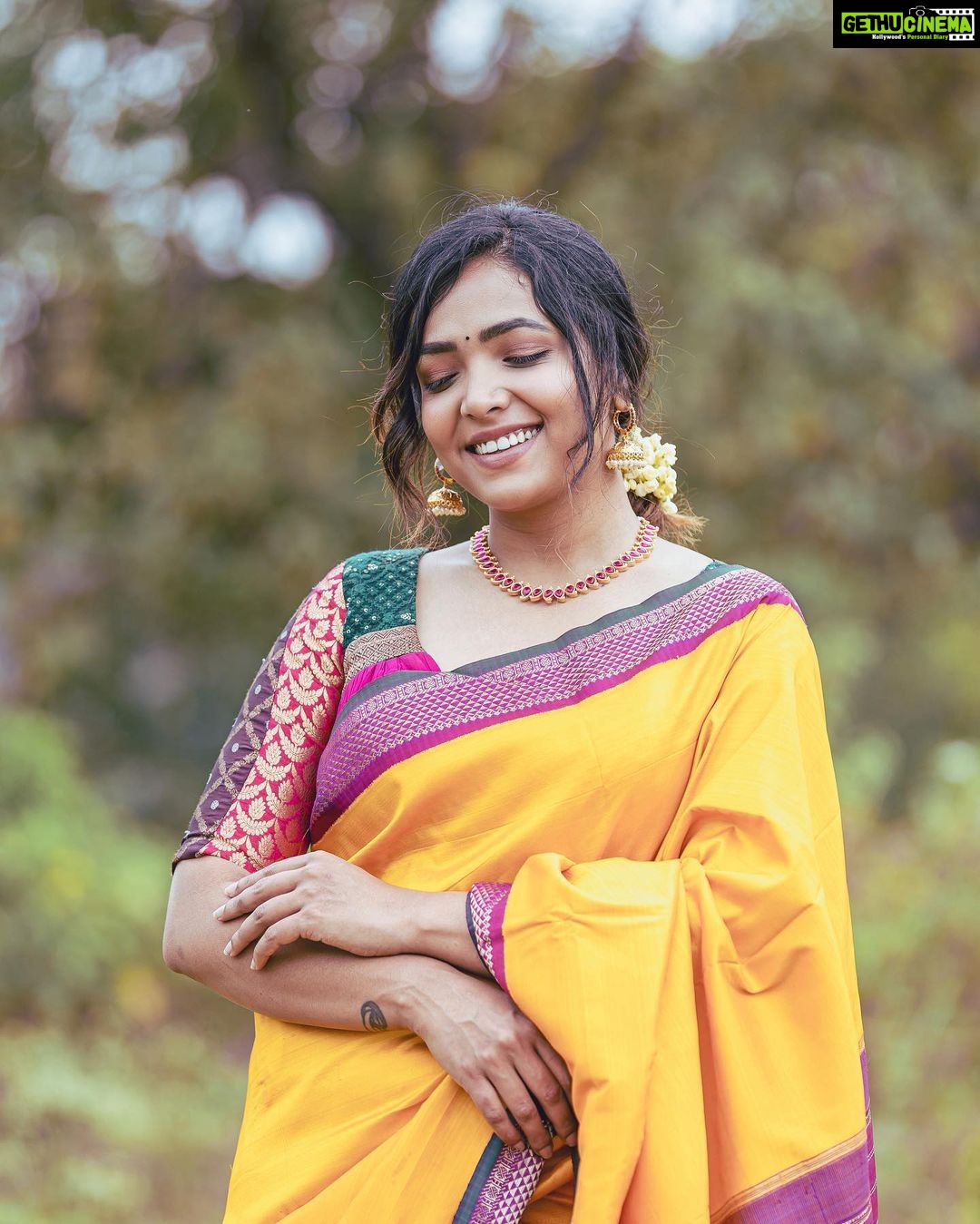 Anupama Gowda Instagram - ಸೃಷ್ಟಿಯ ಮೊದಲ ದಿನ... ಹಸಿರೆಲೆಗಳು ಚಿಗುರೊಡೆಯುವ ದಿನ.. ಭಾರತೀಯರ ವರ್ಷಾರಂಭದ ದಿನ.. ಈ ದಿನ ಸರ್ವರ ಬಾಳಲ್ಲಿ ಸುದಿನವಾಗಲಿ.. ಈ ಹೊಸ ವರ್ಷ, ಹೊಸ ಚಿಂತನೆ...ಹೊಸ ಉತ್ಸಾಹ..ಹೊಸ ಹುರುಪು.. ಹೊಸ ಯೋಜನೆ... ಹೊಸ ಯೋಚನೆ... ಹೊಸ ಉಲ್ಲಾಸ... ಎಲ್ಲವನ್ನೂ ತಂದು ಕೊಡಲಿ. ನಿಮಗೂ ನಿಮ್ಮ ಕುಟುಂಬದವರಿಗೂ ಯುಗಾದಿಹಬ್ಬದ ಹಾರ್ದಿಕ ಶುಭಾಶಯಗಳು🙏🏻 PC: @raghavstudios Saree: @tejukranthi Styling: @tejukranthi Blouse: @avani_designstudio