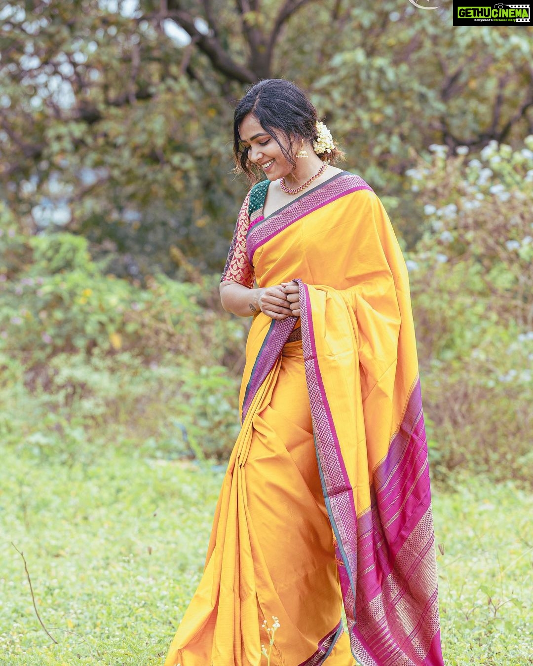 Anupama Gowda Instagram - ಸೃಷ್ಟಿಯ ಮೊದಲ ದಿನ... ಹಸಿರೆಲೆಗಳು ಚಿಗುರೊಡೆಯುವ ದಿನ.. ಭಾರತೀಯರ ವರ್ಷಾರಂಭದ ದಿನ.. ಈ ದಿನ ಸರ್ವರ ಬಾಳಲ್ಲಿ ಸುದಿನವಾಗಲಿ.. ಈ ಹೊಸ ವರ್ಷ, ಹೊಸ ಚಿಂತನೆ...ಹೊಸ ಉತ್ಸಾಹ..ಹೊಸ ಹುರುಪು.. ಹೊಸ ಯೋಜನೆ... ಹೊಸ ಯೋಚನೆ... ಹೊಸ ಉಲ್ಲಾಸ... ಎಲ್ಲವನ್ನೂ ತಂದು ಕೊಡಲಿ. ನಿಮಗೂ ನಿಮ್ಮ ಕುಟುಂಬದವರಿಗೂ ಯುಗಾದಿಹಬ್ಬದ ಹಾರ್ದಿಕ ಶುಭಾಶಯಗಳು🙏🏻 PC: @raghavstudios Saree: @tejukranthi Styling: @tejukranthi Blouse: @avani_designstudio
