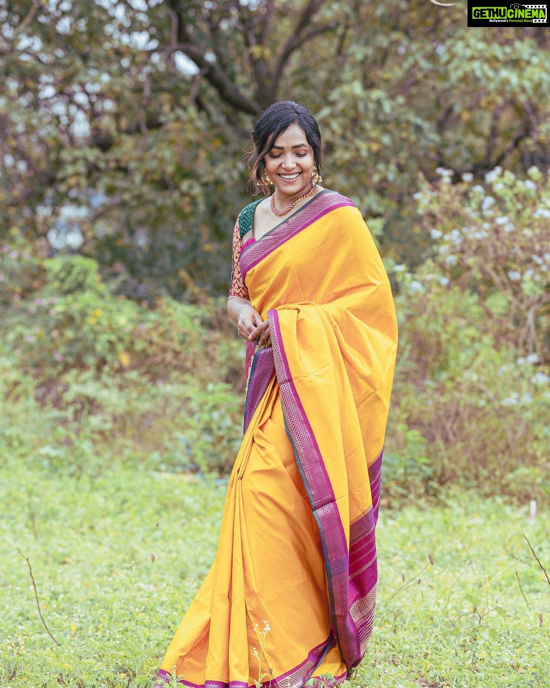 Anupama Gowda Instagram - ಸೃಷ್ಟಿಯ ಮೊದಲ ದಿನ... ಹಸಿರೆಲೆಗಳು ಚಿಗುರೊಡೆಯುವ ದಿನ.. ಭಾರತೀಯರ ವರ್ಷಾರಂಭದ ದಿನ.. ಈ ದಿನ ಸರ್ವರ ಬಾಳಲ್ಲಿ ಸುದಿನವಾಗಲಿ.. ಈ ಹೊಸ ವರ್ಷ, ಹೊಸ ಚಿಂತನೆ...ಹೊಸ ಉತ್ಸಾಹ..ಹೊಸ ಹುರುಪು.. ಹೊಸ ಯೋಜನೆ... ಹೊಸ ಯೋಚನೆ... ಹೊಸ ಉಲ್ಲಾಸ... ಎಲ್ಲವನ್ನೂ ತಂದು ಕೊಡಲಿ. ನಿಮಗೂ ನಿಮ್ಮ ಕುಟುಂಬದವರಿಗೂ ಯುಗಾದಿಹಬ್ಬದ ಹಾರ್ದಿಕ ಶುಭಾಶಯಗಳು🙏🏻 PC: @raghavstudios Saree: @tejukranthi Styling: @tejukranthi Blouse: @avani_designstudio