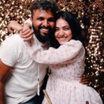 Anupama Gowda Instagram - Celebrating 32♥️ With my Favourite’s 🌸 Thank you for sending your lovely wishes 💓 Read all your msgs and it was special indeed 💓 Forever greatful🙏🏻 Love you guys ♥️ Outfit: @kalasthreebytejaswinikranthi @tejukranthi thank you for this special gift 💝