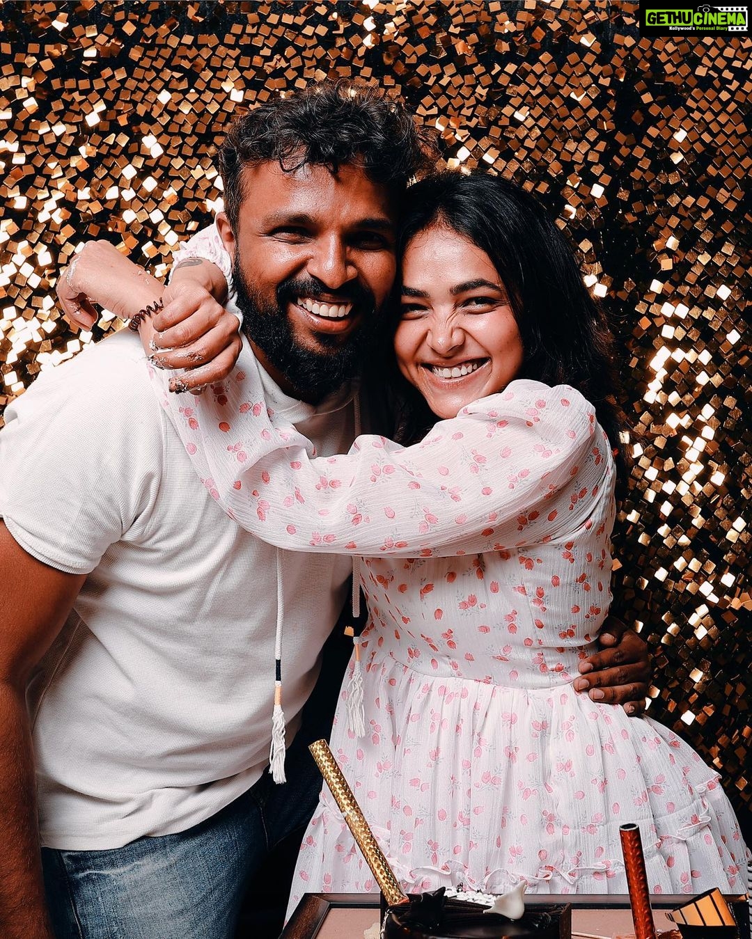 Anupama Gowda Instagram - Celebrating 32♥️ With my Favourite’s 🌸 Thank you for sending your lovely wishes 💓 Read all your msgs and it was special indeed 💓 Forever greatful🙏🏻 Love you guys ♥️ Outfit: @kalasthreebytejaswinikranthi @tejukranthi thank you for this special gift 💝