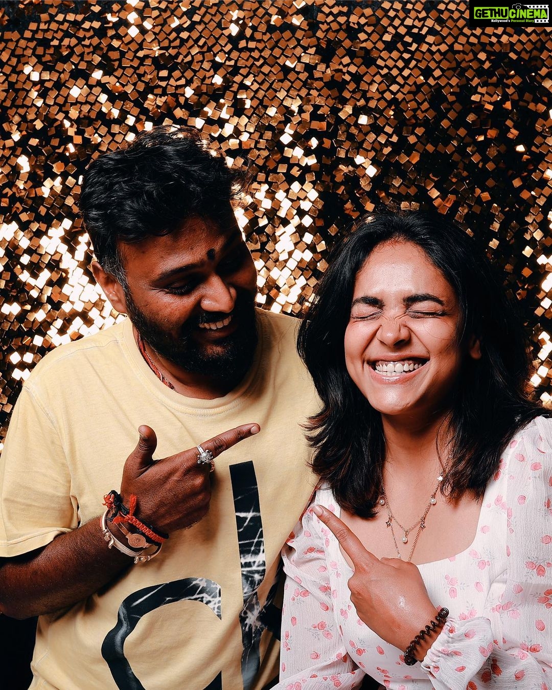 Anupama Gowda Instagram - Celebrating 32♥️ With my Favourite’s 🌸 Thank you for sending your lovely wishes 💓 Read all your msgs and it was special indeed 💓 Forever greatful🙏🏻 Love you guys ♥️ Outfit: @kalasthreebytejaswinikranthi @tejukranthi thank you for this special gift 💝