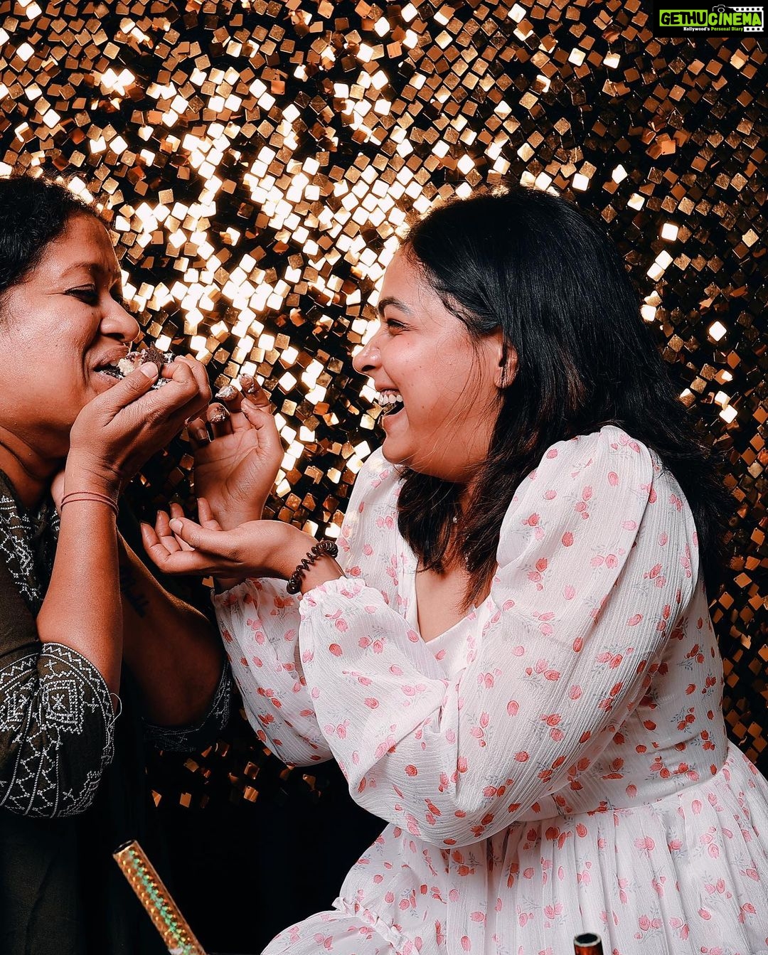 Anupama Gowda Instagram - Celebrating 32♥️ With my Favourite’s 🌸 Thank you for sending your lovely wishes 💓 Read all your msgs and it was special indeed 💓 Forever greatful🙏🏻 Love you guys ♥️ Outfit: @kalasthreebytejaswinikranthi @tejukranthi thank you for this special gift 💝