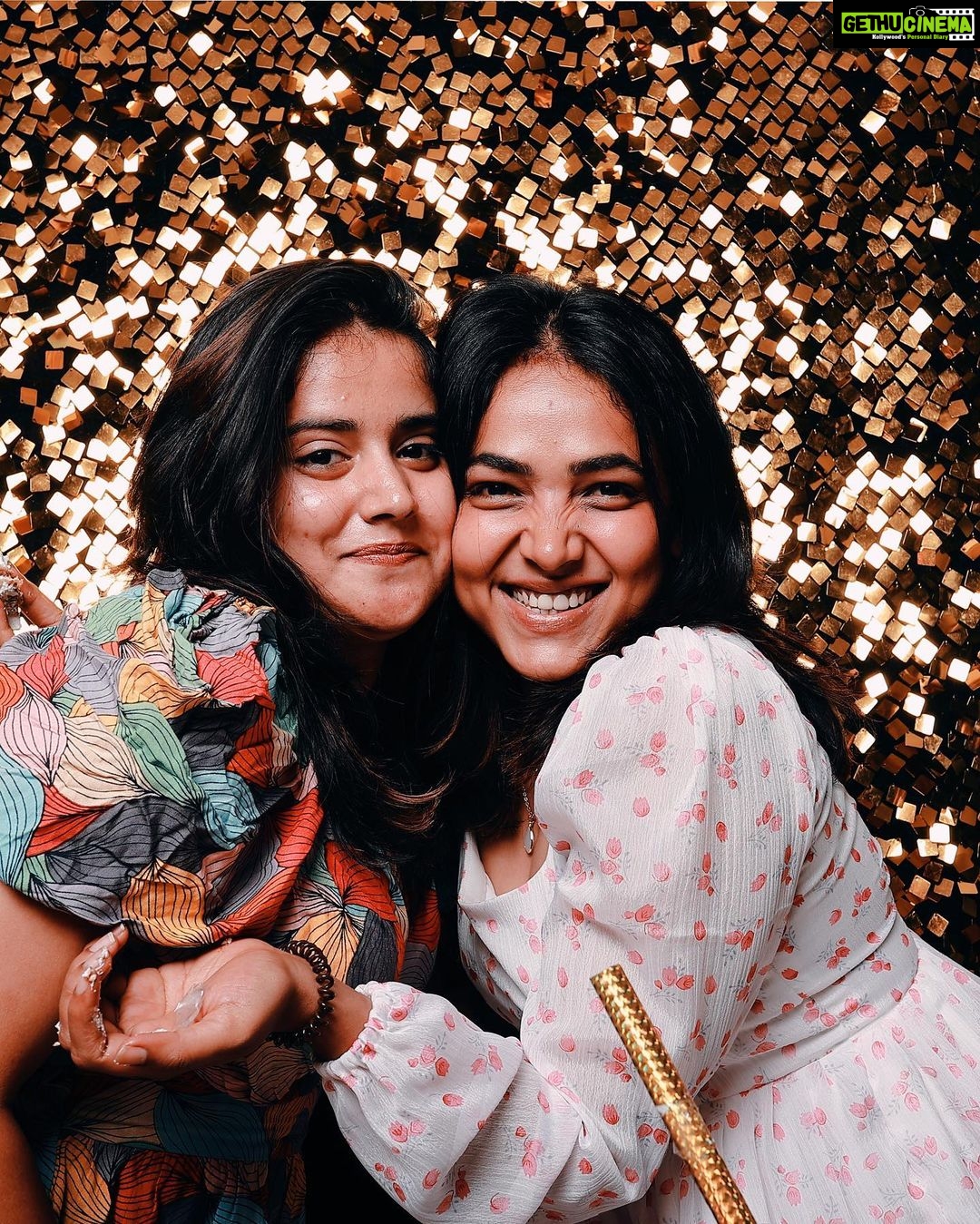 Anupama Gowda Instagram - Celebrating 32♥️ With my Favourite’s 🌸 Thank you for sending your lovely wishes 💓 Read all your msgs and it was special indeed 💓 Forever greatful🙏🏻 Love you guys ♥️ Outfit: @kalasthreebytejaswinikranthi @tejukranthi thank you for this special gift 💝