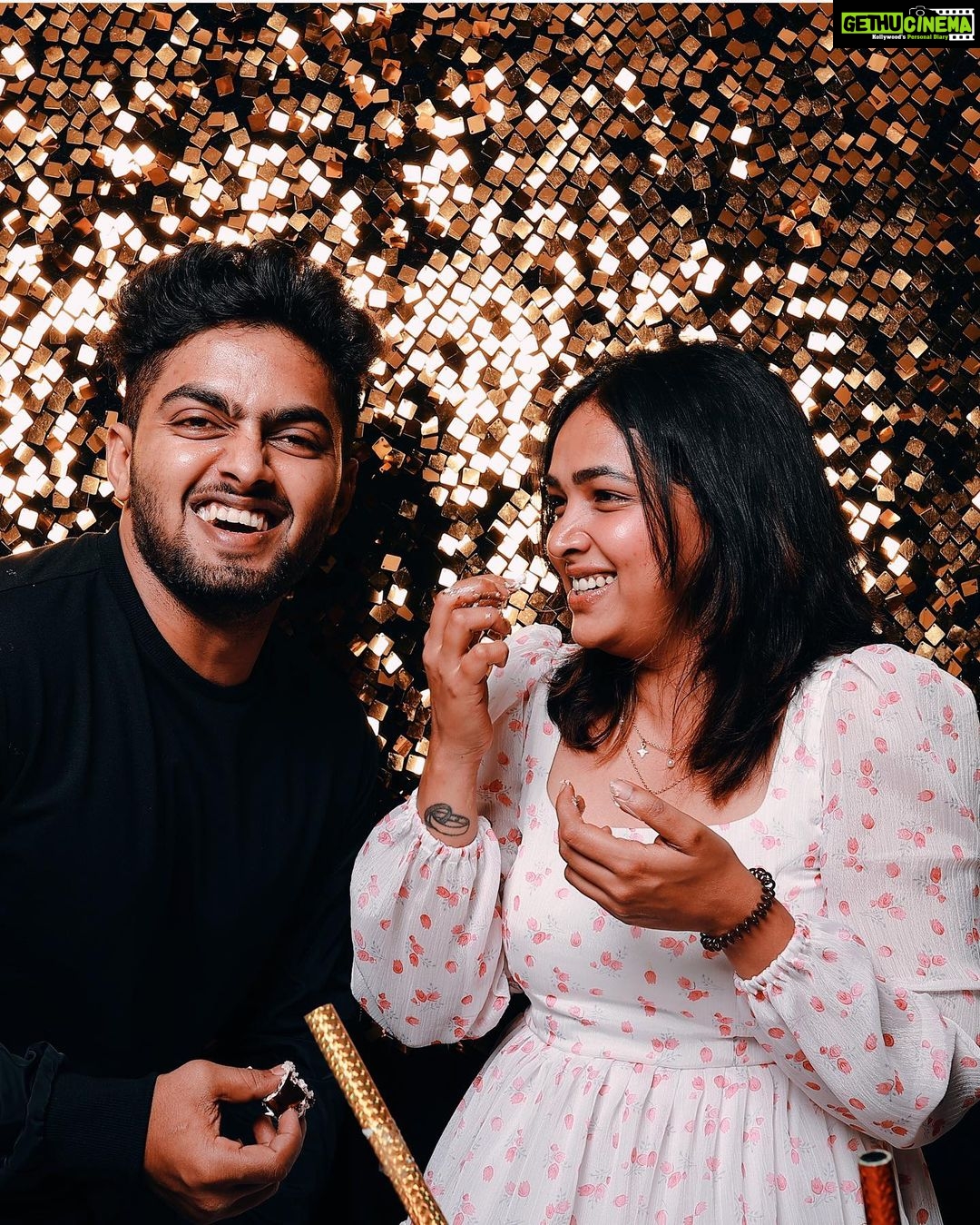 Anupama Gowda Instagram - Celebrating 32♥️ With my Favourite’s 🌸 Thank you for sending your lovely wishes 💓 Read all your msgs and it was special indeed 💓 Forever greatful🙏🏻 Love you guys ♥️ Outfit: @kalasthreebytejaswinikranthi @tejukranthi thank you for this special gift 💝