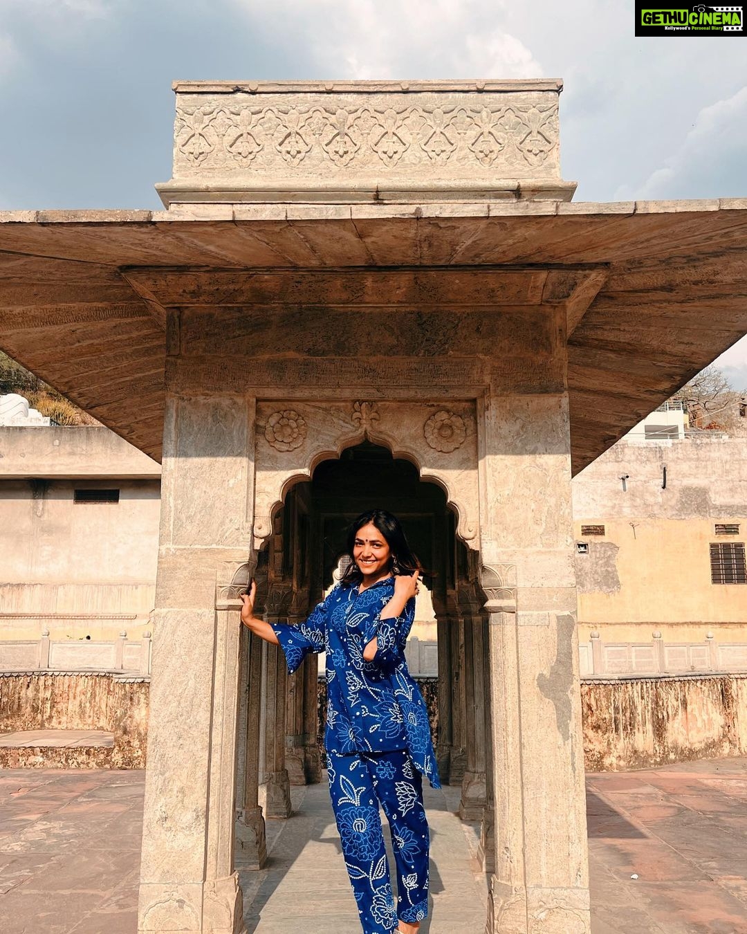 Anupama Gowda Instagram - JAIPUR 🌸 Travelled solo again to this beautiful city Jaipur also known as The Pink City💓 It is filled with stunning forts and palaces, gardens, shopping bazaars. My first visit was to PANNA MEENA KA KUND. Panna Meena ka Kund is a square-shaped stepwell, with adjoining stairs on all four sides and a room on the northern wall. It’s believed this room was used for religious ceremonies before weddings or on popular festival dates. The purpose of creating this stepwell was to harvest and store water of the ‘monsoon’ rains. The stunning pale yellow Panna Meena ka Kund stepwell was built in the 16th century during the reign of Maharaja Jai Singh. And, There is not entry fees. Travelling partner : @zipntrip_travel_solutions Outfit: @myntra #travelwithnu💗 #solotraveler Panna Meena Ka Kund
