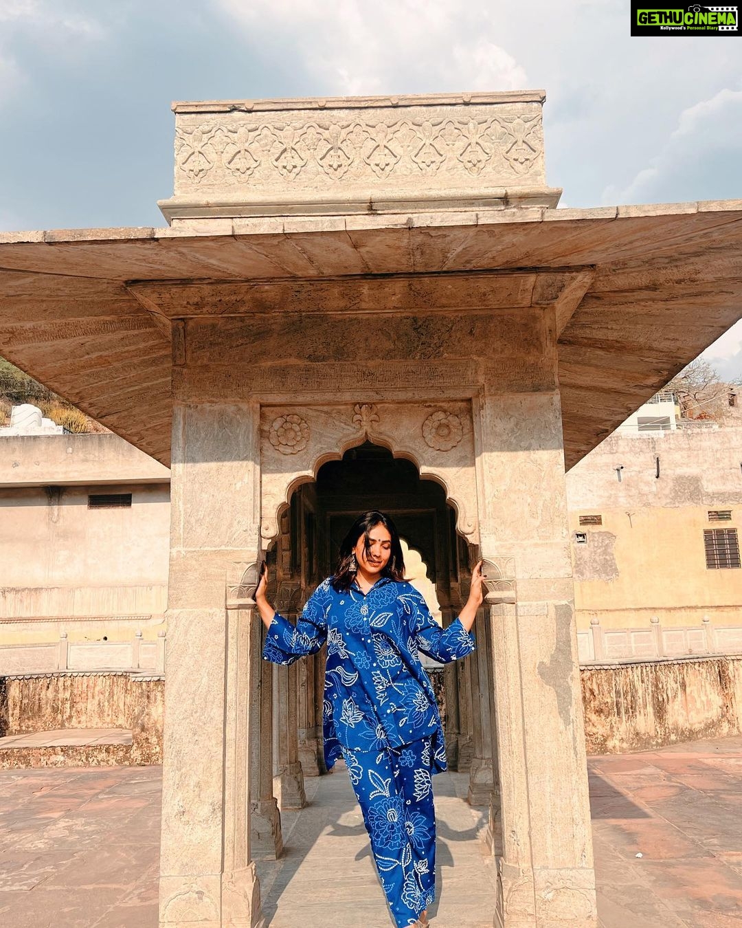 Anupama Gowda Instagram - JAIPUR 🌸 Travelled solo again to this beautiful city Jaipur also known as The Pink City💓 It is filled with stunning forts and palaces, gardens, shopping bazaars. My first visit was to PANNA MEENA KA KUND. Panna Meena ka Kund is a square-shaped stepwell, with adjoining stairs on all four sides and a room on the northern wall. It’s believed this room was used for religious ceremonies before weddings or on popular festival dates. The purpose of creating this stepwell was to harvest and store water of the ‘monsoon’ rains. The stunning pale yellow Panna Meena ka Kund stepwell was built in the 16th century during the reign of Maharaja Jai Singh. And, There is not entry fees. Travelling partner : @zipntrip_travel_solutions Outfit: @myntra #travelwithnu💗 #solotraveler Panna Meena Ka Kund