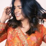 Anupama Gowda Instagram – Orange is the happiest colour 🧡

Styling: @harshithareddy_stylebook 
Outfit: @harshithareddy_stylebook 
Jewellery: @dhwanibansalofficial 
PC: @raghavstudios