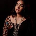 Anupama Gowda Instagram – 🖤✨

Styling: @tejukranthi 
Blouse: @assyadesigner 
Jewellery: @bcos_its_silver 
PC: @raghavstudios Bangalore, India