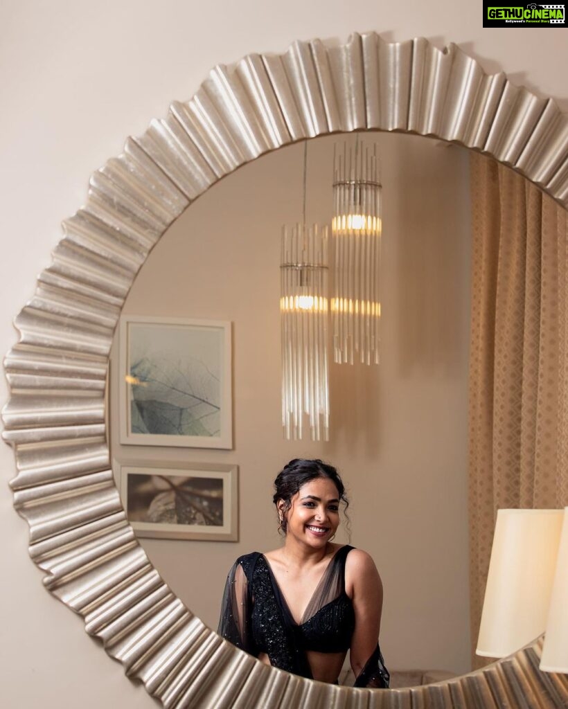 Anupama Gowda Instagram - SIIMA 2023🖤 Outfit: @kalasthreebytejaswinikranthi Designed and styled by: @tejukranthi @khushi_jagadisha Jewellery: @miabytanishq PC: @varun_mk Hilton Dubai Al Habtoor City