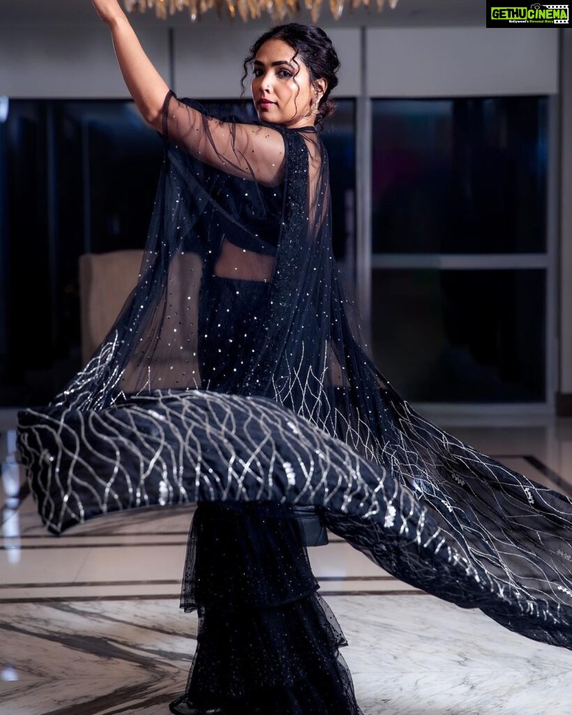 Anupama Gowda Instagram - Details 🫰🏻 Outfit: @kalasthreebytejaswinikranthi Designed and styled by : @tejukranthi @khushi_jagadisha Jewellery: @miabytanishq PC: @varun_mk