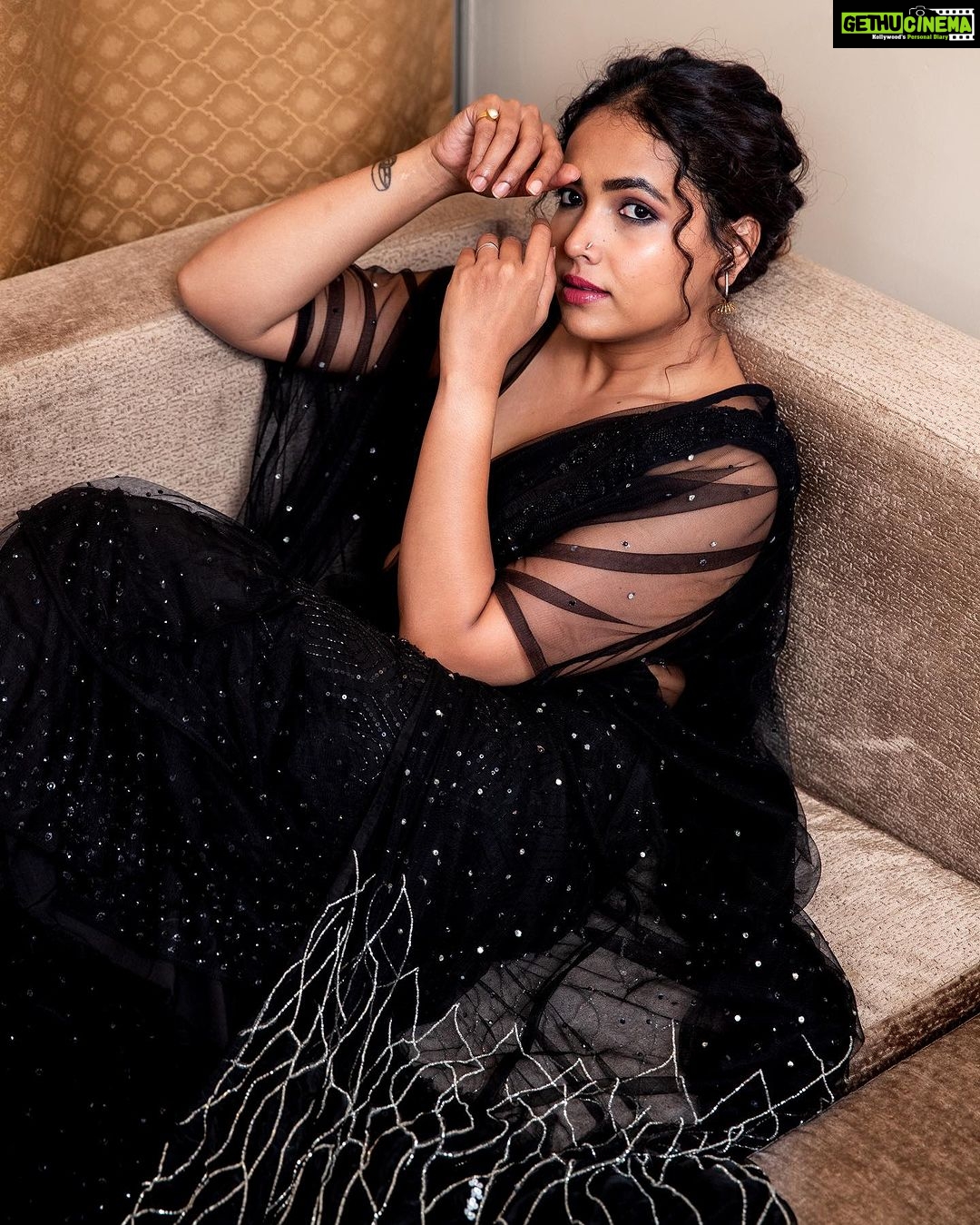 Anupama Gowda Instagram - SIIMA 2023🖤 It was very difficult to decide want I wanted to wear but all I knew was I wanted to give a hint of saree and something comfortable and fun and very much me. Always loved wearing what @kalasthreebytejaswinikranthi (Teju) designed to all my personal and professional events and we thought this time why not take Kalasthree (our home grown brand ) to the red carpet and siima stage! And the rest you’re seeing in the pictures ♥️ This is a very beautiful piece which is so me , has a hint of saree , super comfortable and fun. A lot of effort went behind putting this look together, From the bottom of my heart I really want to thank kalasthree master and tailors who loved stiching this piece and worked really hard doing every tiny lill details so perfect and honestly without you guys a fabric will remain just fabric. Tejamma @tejukranthi thank you for always having my back and giving me the best always and also for cheering me up. Khushi @khushi_jagadisha - I have seen you working really hard every time and also try my outfits before me to make sure everything goes well. You guys are the best Thank you ♥️ Varun thank you so much for clicking my pictures ♥️ My amazing team Outfit : @kalasthreebytejaswinikranthi Designed and styled : @tejukranthi @khushi_jagadisha Jewellery: @miabytanishq Picture courtesy: @varun_mk Hilton Dubai Al Habtoor City