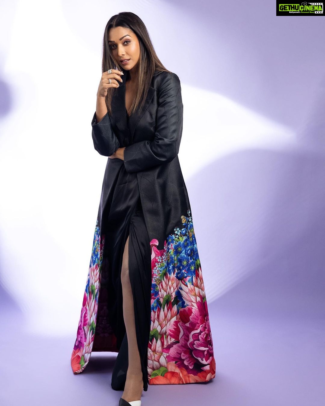 Anupriya Goenka Instagram - Shankari ❤️🖤 For #SultanofDelhi promotions - Outfit @limerickofficial Earrings @amamajewels Rings @anaqajewels Footwear @dune_london Styled by @anshikaav Assisted by @bhatia_tanisha Make up @komzy_le Hair @kahkashaaaan Shot by @dinesh_ahuja #promotions #fyp #sultanofdelhi