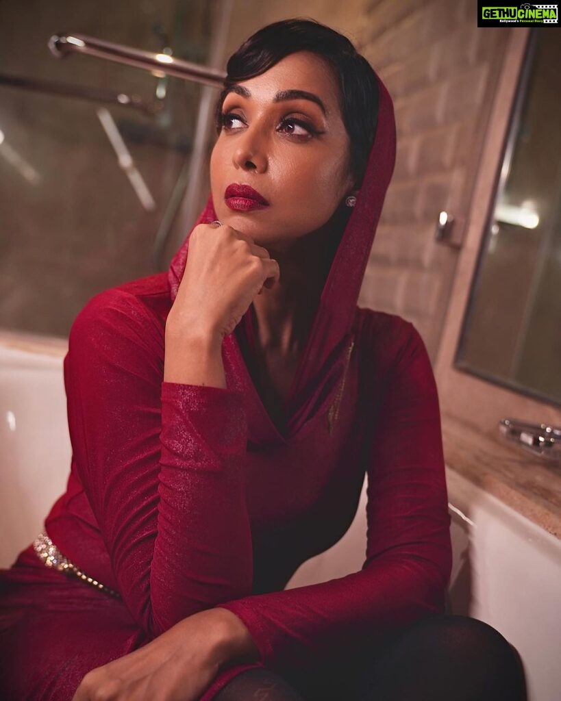 Anupriya Goenka Instagram - Shankari ❤️❤️ This was one of my most favourite looks from the show for Shankari.. Thank you @jiaandmallika for doing such a stellar job and for being such fabulous collaborators! #sultanofdelhi 13th October - on @disneyplushotstar @milan.a.luthria @suparnverma @dekhodekho @castingchhabra @imouniroy @nishantdahhiya @itsharleensethi @mehreenpirzadaa @pathakvinay #vishnurao and the rest of fabulous cast and crew Makeup @komzy_le Hair @kahkashaaaan Pr @mulberry_media Pic credit @filmybug_ent Managed by @bluebuzz.in #sultan #promotions #fyp