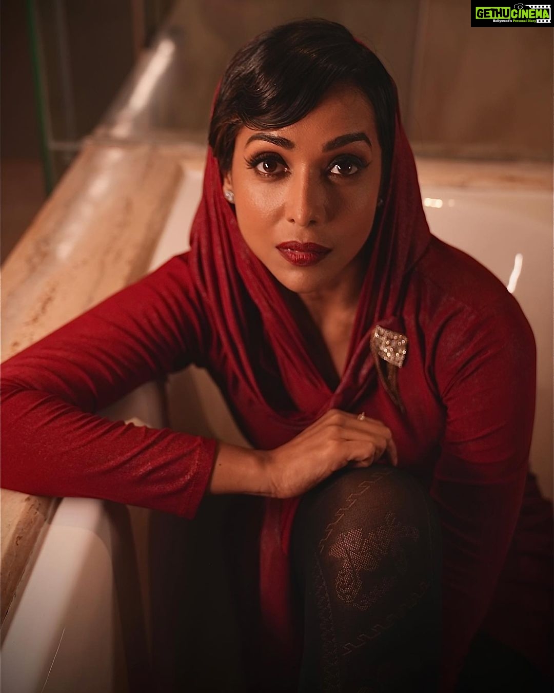 Anupriya Goenka Instagram - Shankari ❤️❤️ This was one of my most favourite looks from the show for Shankari.. Thank you @jiaandmallika for doing such a stellar job and for being such fabulous collaborators! #sultanofdelhi 13th October - on @disneyplushotstar @milan.a.luthria @suparnverma @dekhodekho @castingchhabra @imouniroy @nishantdahhiya @itsharleensethi @mehreenpirzadaa @pathakvinay #vishnurao and the rest of fabulous cast and crew Makeup @komzy_le Hair @kahkashaaaan Pr @mulberry_media Pic credit @filmybug_ent Managed by @bluebuzz.in #sultan #promotions #fyp