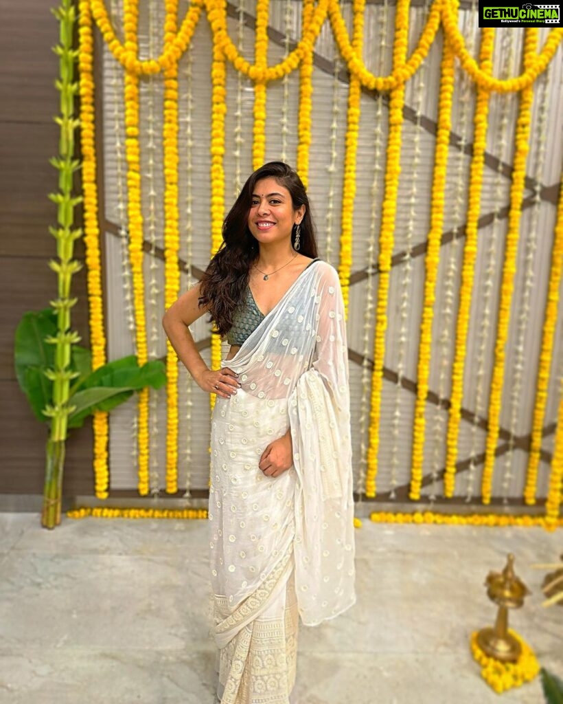 Anurita Jha Instagram - Finally understanding the beauty of saree..🌸🌸 Hindustani naari in sarii .. #lebhari ☺☺ . . . . . . . . . . . . . . . . . . . . . . #insta #instadaily #instamood #sareelove #anurittakjha