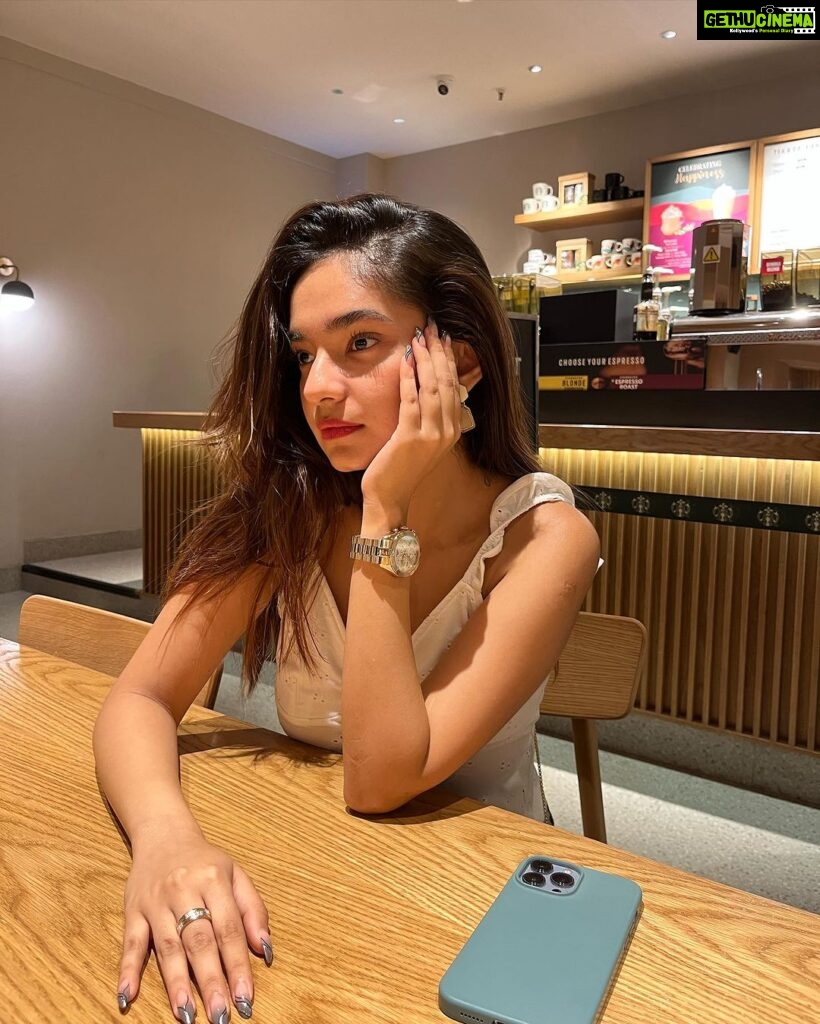 Anushka Sen Instagram - waiting for my coffee 🐬