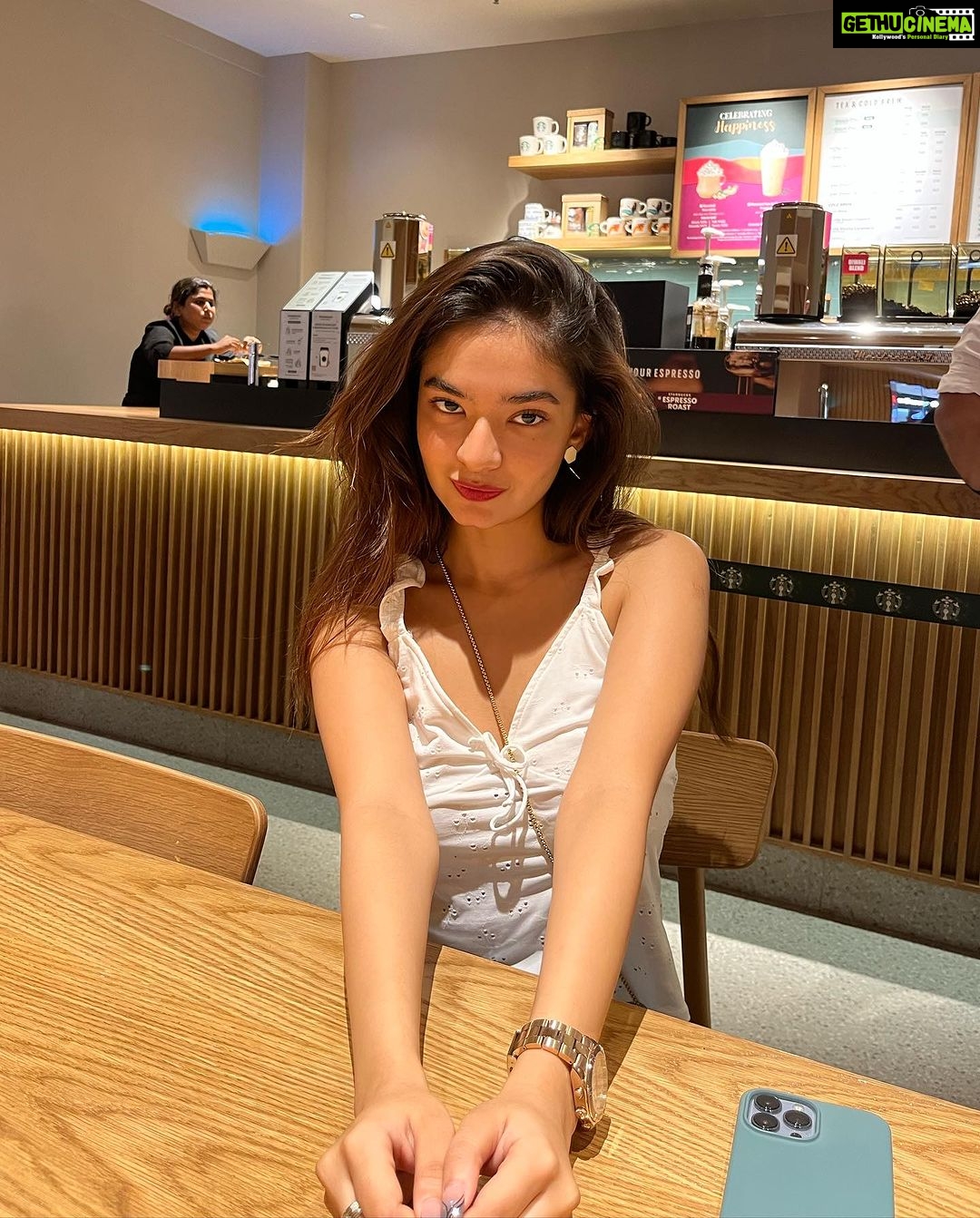 Anushka Sen Instagram - waiting for my coffee 🐬