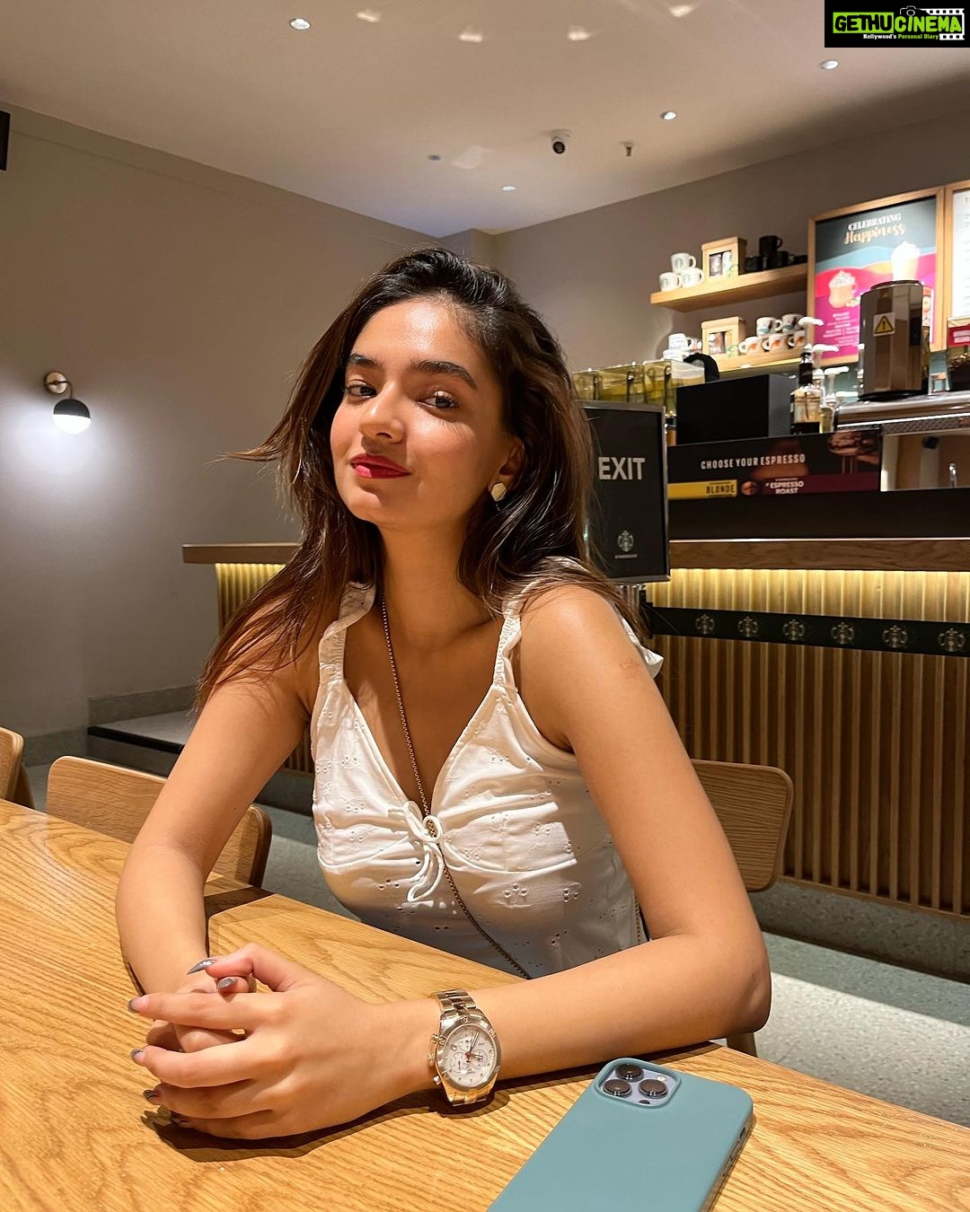 Anushka Sen Instagram - waiting for my coffee 🐬