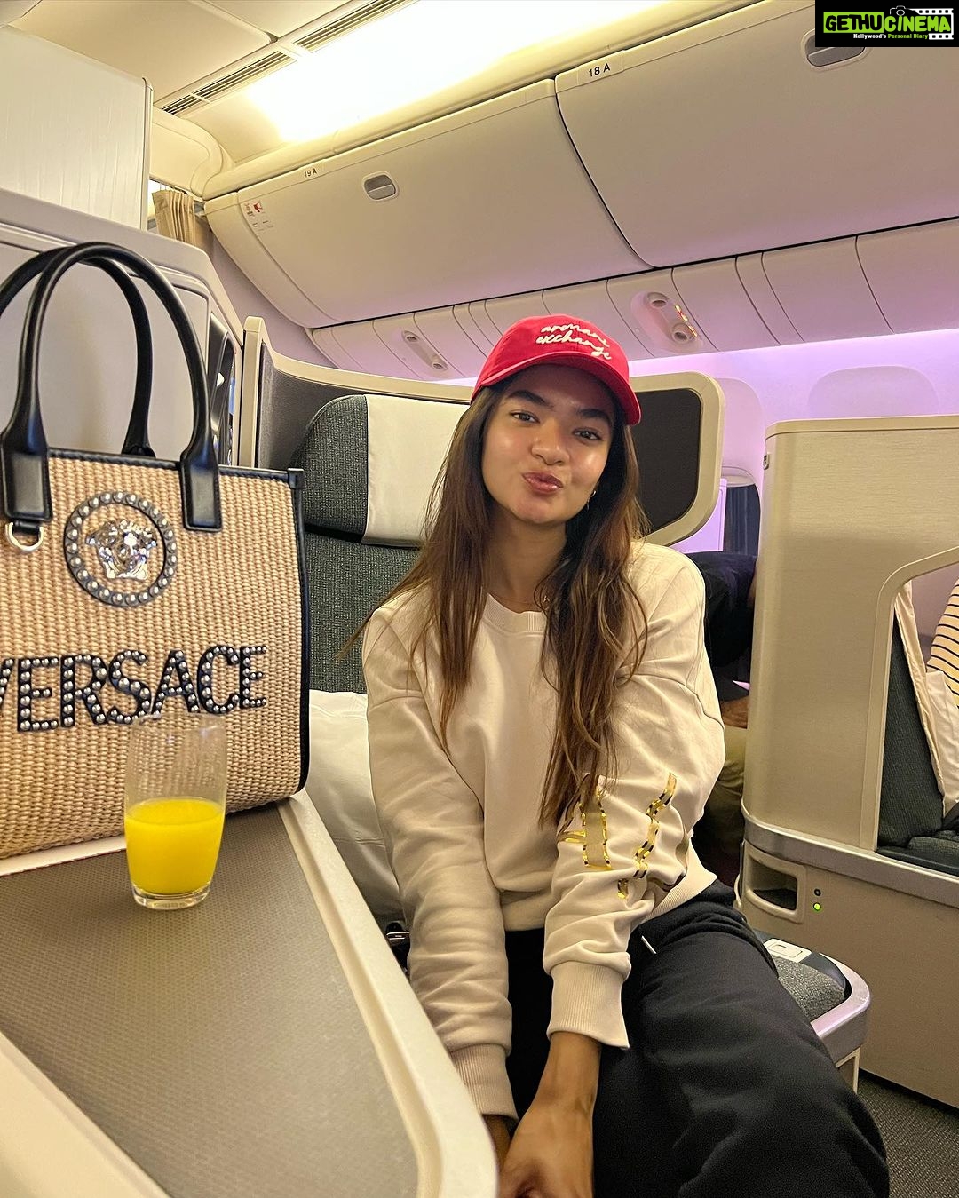 Anushka Sen Instagram - Where next? ✈️ The Pier - 玉衡堂 Cathay Pacific Business Class Lounge