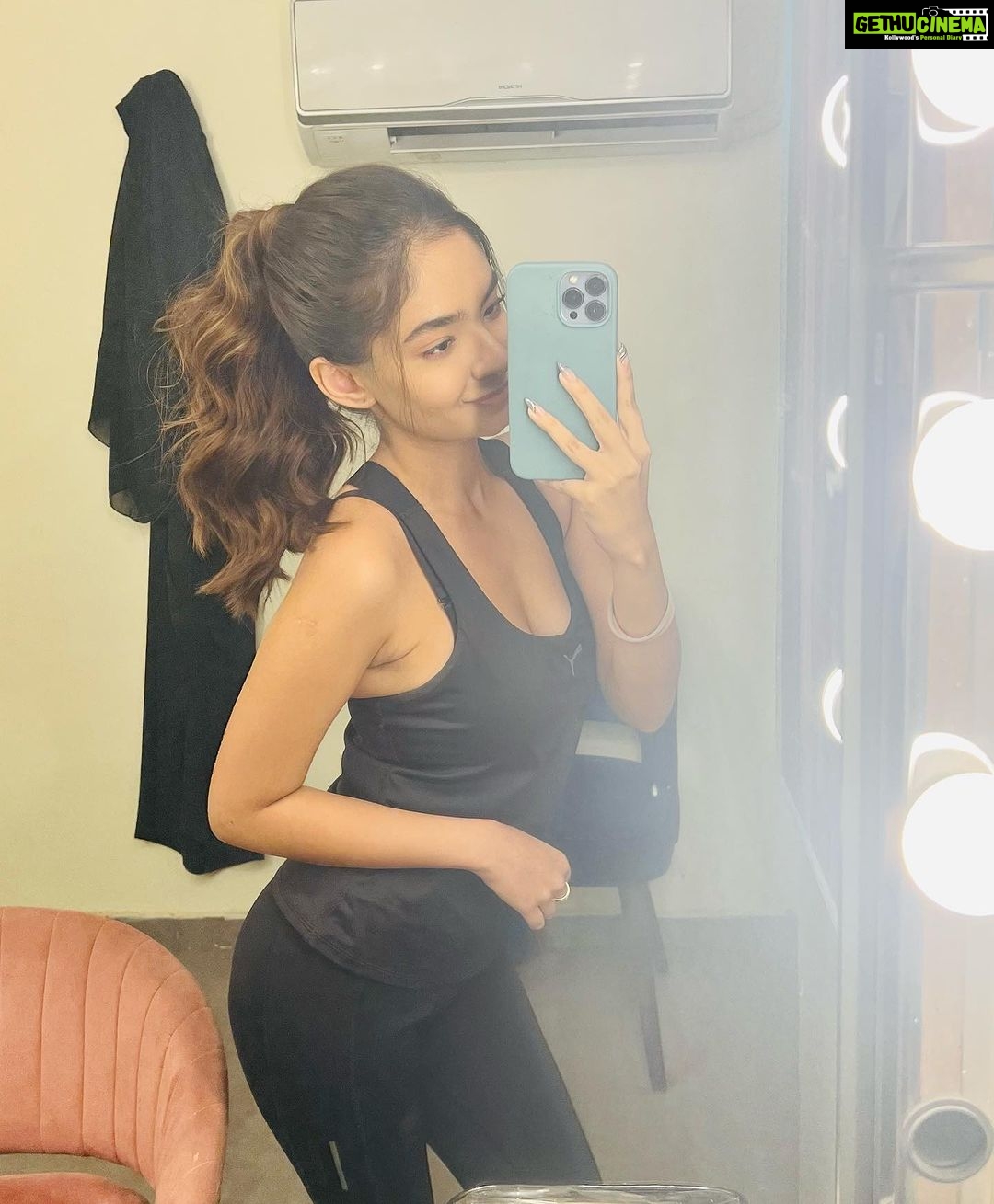 Anushka Sen Instagram - September is going away so fast 👀