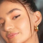 Anushka Sen Instagram - #ad Dull Skin Ko Kaho Bye Bye ✨ @dotandkey.skincare 10% Vitamin C and 5 % Niacinamide serum helps fade hyperpigmentation, dark spots and fights dullness for visibly glowing skin. Vitamin C+E Moisturiser is lightweight, has sorbet-like texture that intensely moisturises my skin. I love how my skin appears even-toned, moisturized & glowing 🧡🧡 Look no further, and get yours now from @dotandkey.skincare and use my code AS10 for additional love #byebyedullskin #glowingskin #VitaminCForSkin