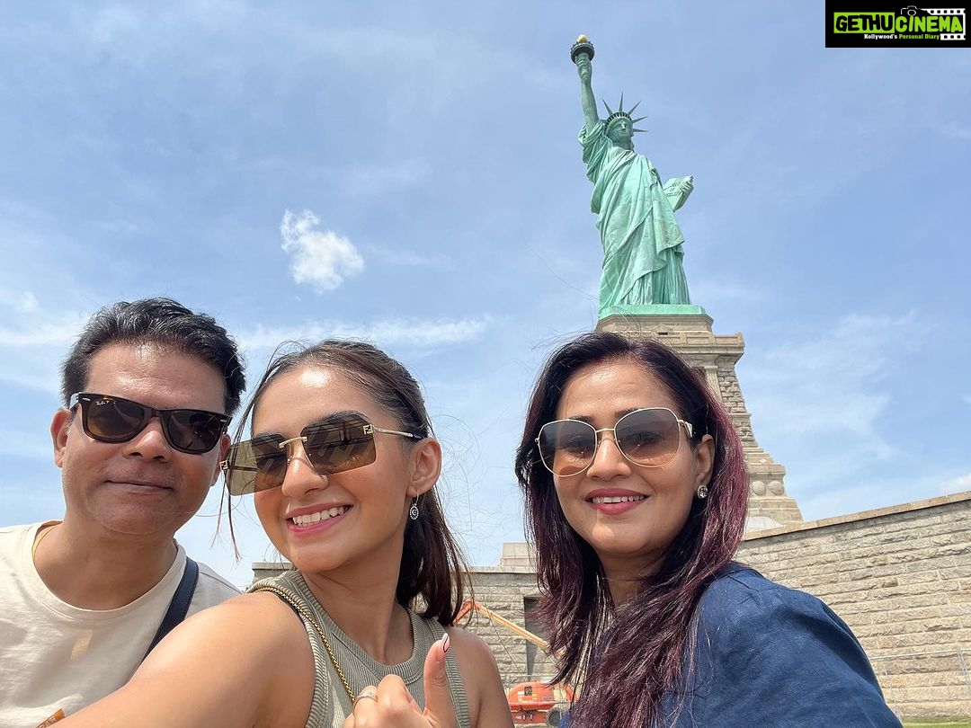 Anushka Sen Instagram - Around the world with my two most favourite people in the world. I love you both so much! We have traveled almost 15 countries together! And here’s to travelling the whole world together #senfamily USA