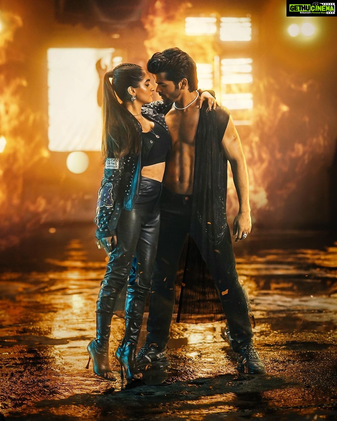 Anushka Sen Instagram - I am the blazing fire, and she is the serene water that completes me.π₯ π Yay! Get ready for an exciting treat tomorrow - the main teaser of #TeriAadat2! You won't want to miss it! ππ Sung & Composed by: @abhiduttofficial Featuring: @thesiddharthnigam, @anushkasen0408 & @haanjiharshhh Presented to you by #SanjayKukreja, @remodsouza & @blivemusic.in Created by: @mkblivemusic Produced by: @varshablive & @suurajsinnghblive Directed by: @nitinfcp & @onlinenadeem DOP: @dhruwal.patel Lyrics by: @aseemabbasee Music produced by: @aishwarytripathi Choreographer: @choreographer_bob & @choreographer_pavanshetty Pic credits : @drkphotography_