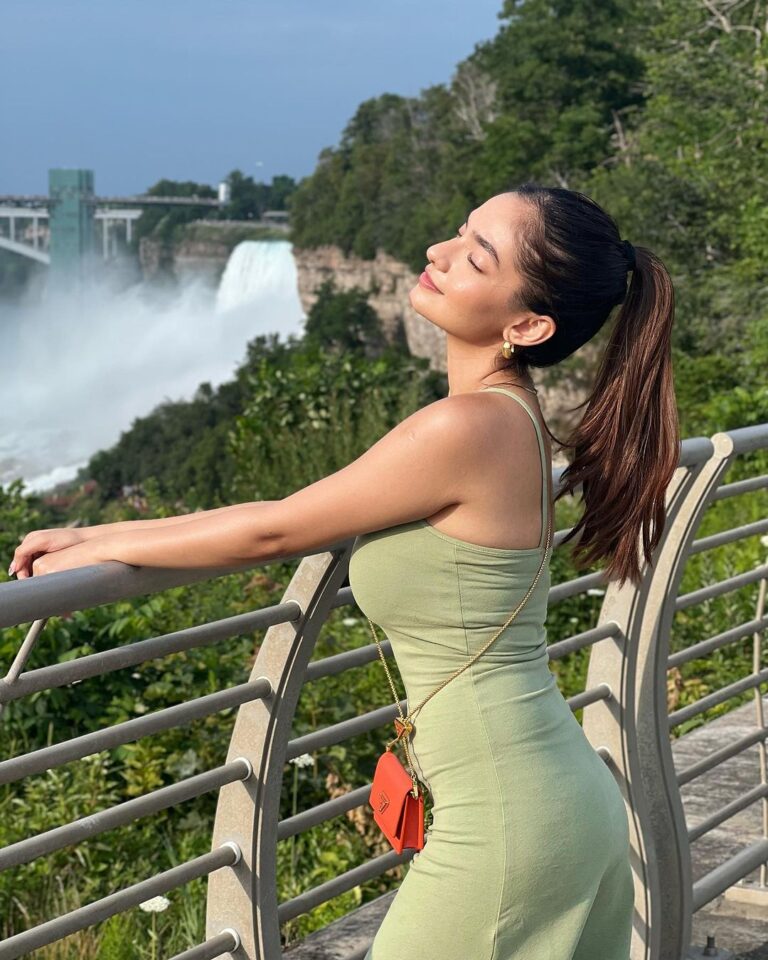 Anushka Sen Instagram - At the super beautiful Niagara Falls 🥰 Buffalo, Niagara Falls