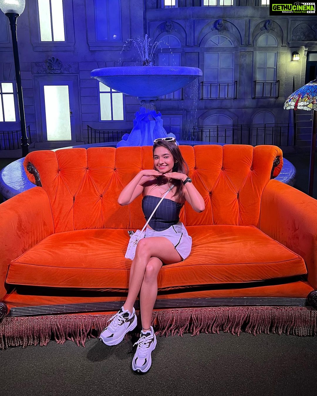 Anushka Sen Instagram - spent my birthday afternoon at this amazing experience centre of my favourite show FRIENDS!!! Had so much fun 🥹😘🤌💁♀️ Friends NYC Experience