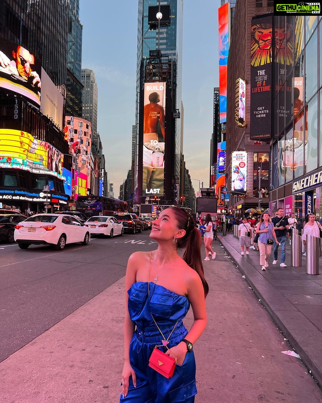 Anushka Sen Instagram - NEW YORK BABY πΊπΈπ₯Ήπ . . Wearing @fashionnova #sen21 New York Times Square
