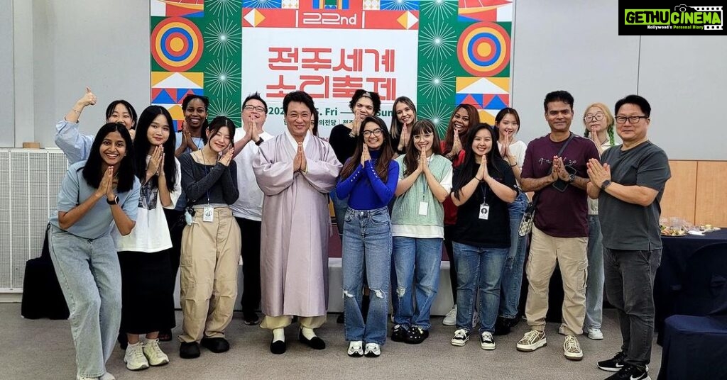 Anushka Sen Instagram - Global Namaste from Korea 🙏 so many united in one frame. 🫰🇰🇷🇮🇳 Jeonju, Korea