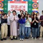 Anushka Sen Instagram - Global Namaste from Korea 🙏 so many united in one frame. 🫰🇰🇷🇮🇳 Jeonju, Korea