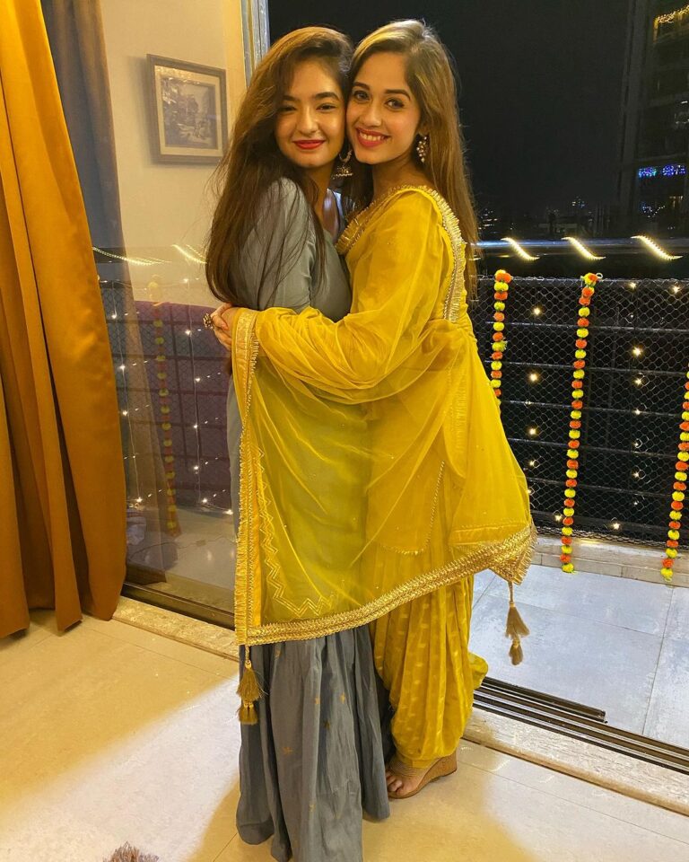 Anushka Sen Instagram - Happpy Happy Birthday JJ🤗 Hope you have a great year filled with lots of happiness and joy. Us dancing without our heels at parties, eating chaat and Chinese, making fun of our little bro Ayaan, twinning coincidentally and always having a great time together! I miss you so much, let’s catch up soon 😍🤗🧿