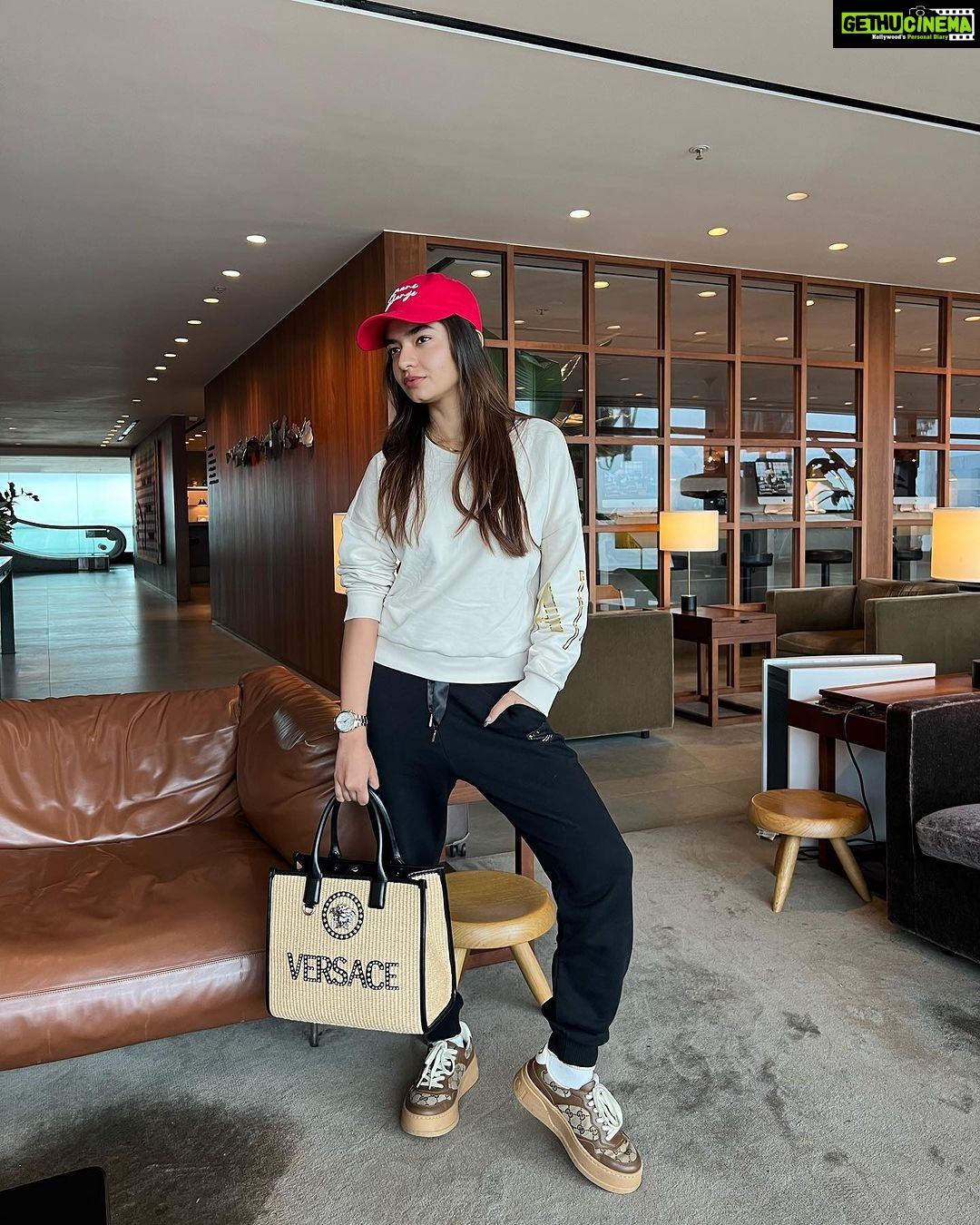 Anushka Sen Instagram - Where next? ✈️ The Pier - 玉衡堂 Cathay Pacific Business Class Lounge