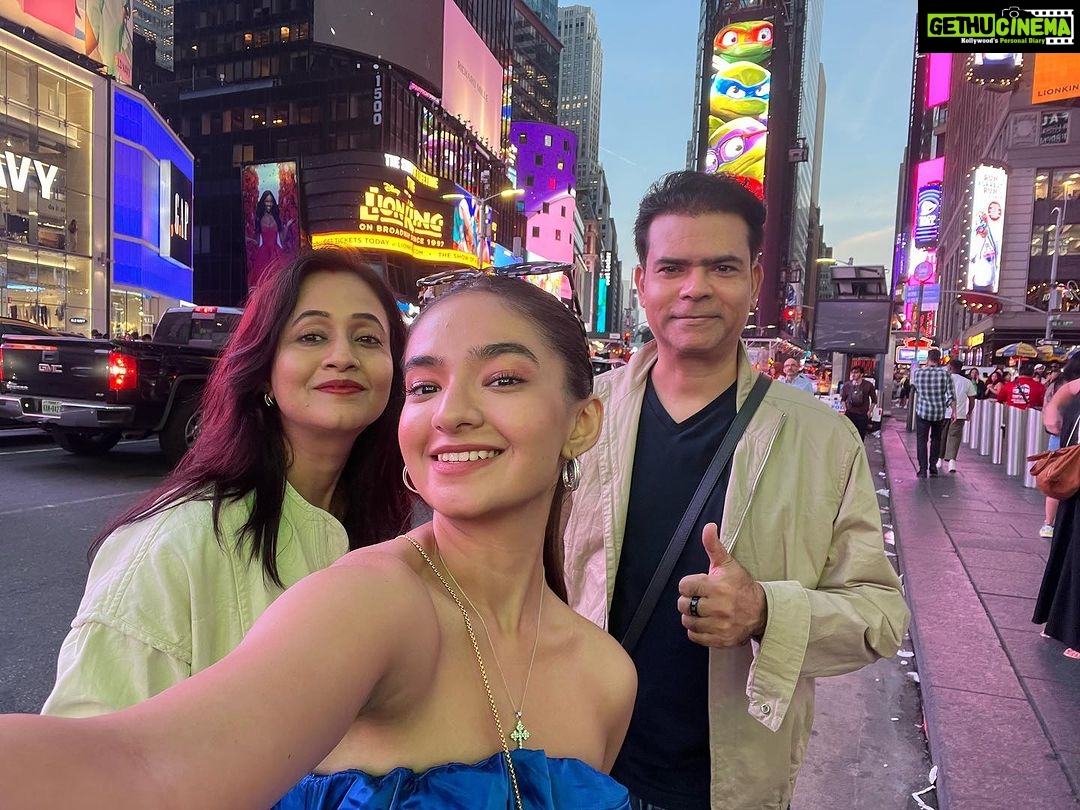 Anushka Sen Instagram - Around the world with my two most favourite people in the world. I love you both so much! We have traveled almost 15 countries together! And here’s to travelling the whole world together #senfamily USA