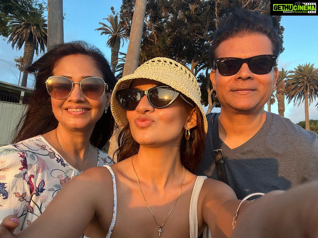 Anushka Sen Instagram - Around the world with my two most favourite people in the world. I love you both so much! We have traveled almost 15 countries together! And here’s to travelling the whole world together #senfamily USA