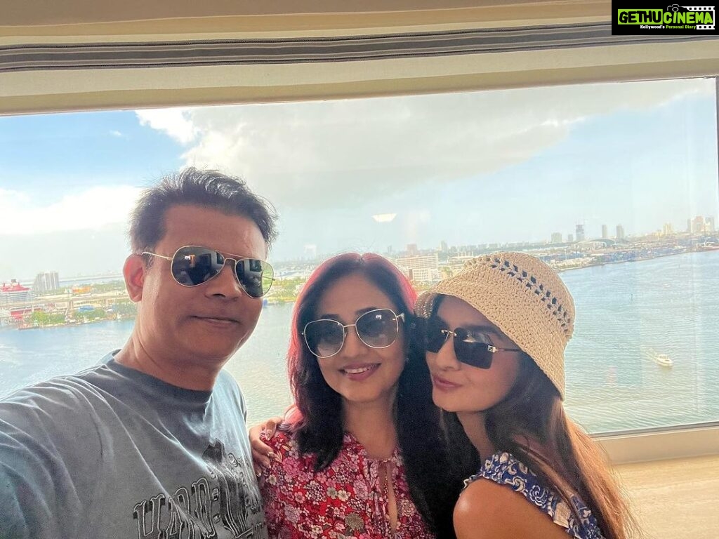 Anushka Sen Instagram - Around the world with my two most favourite people in the world. I love you both so much! We have traveled almost 15 countries together! And here’s to travelling the whole world together #senfamily USA