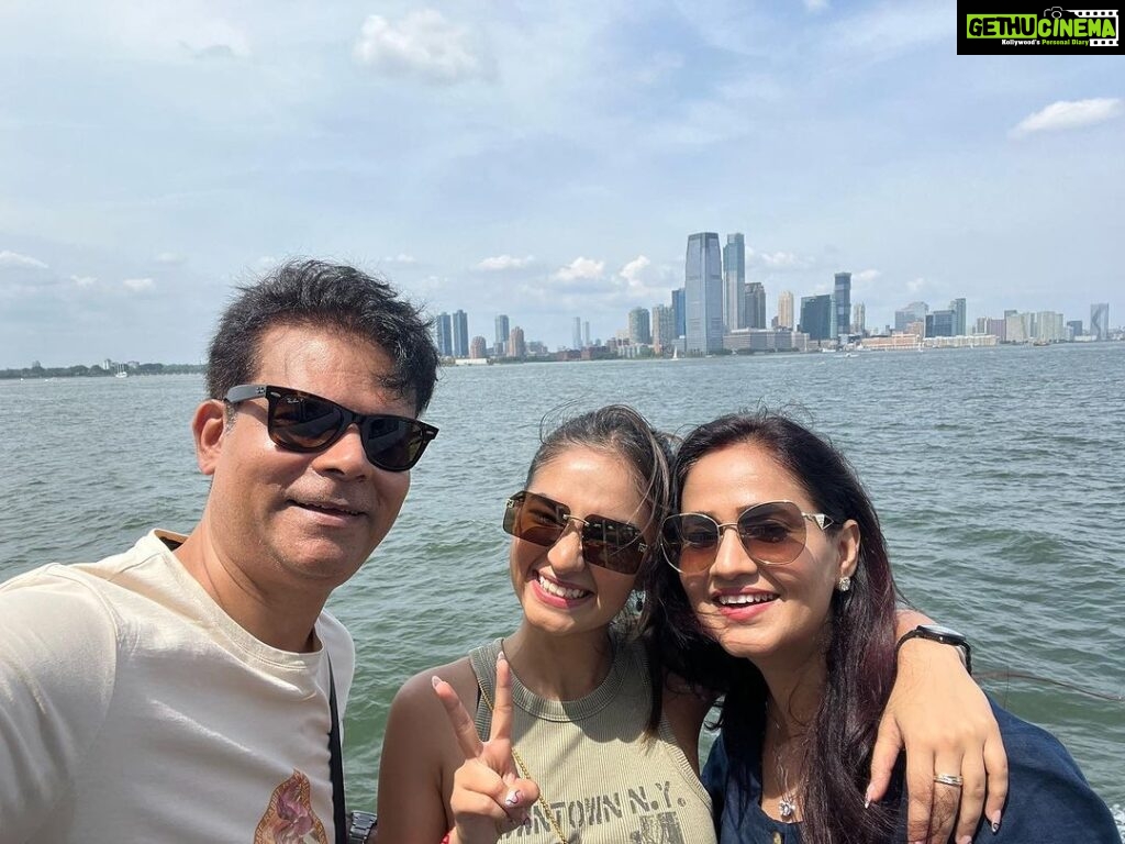 Anushka Sen Instagram - Around the world with my two most favourite people in the world. I love you both so much! We have traveled almost 15 countries together! And here’s to travelling the whole world together #senfamily USA
