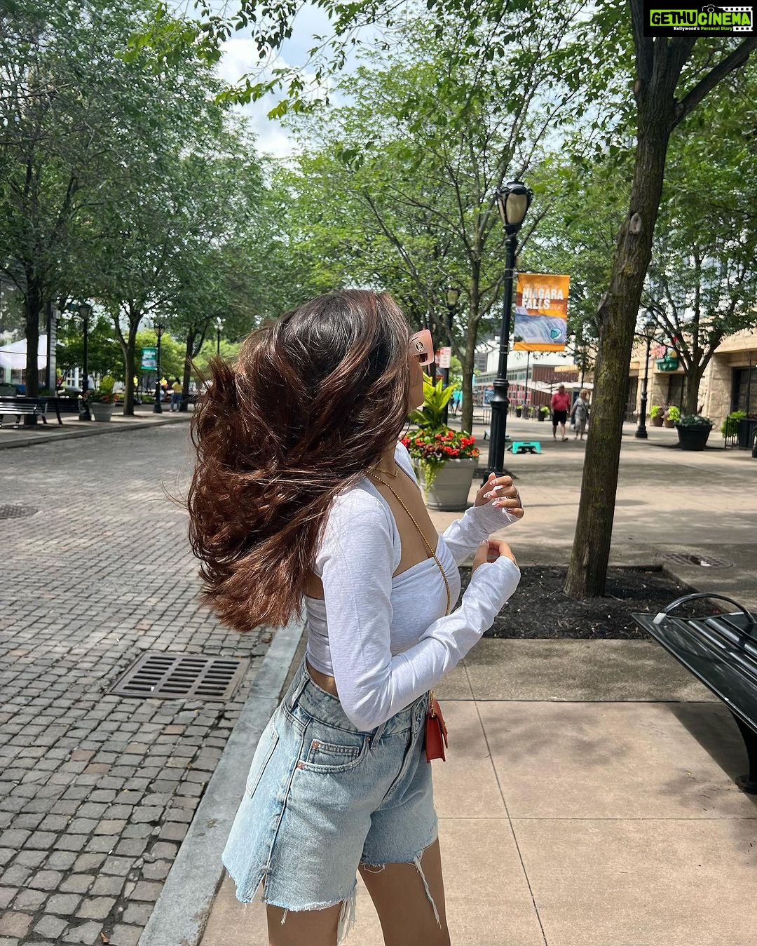 Anushka Sen Instagram - 🐬 Niagara Falls State Park, USA