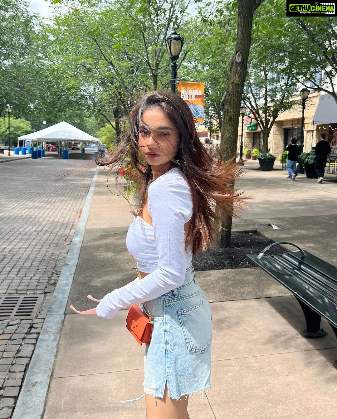 Anushka Sen Instagram - 🐬 Niagara Falls State Park, USA