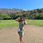 Anushka Sen Instagram - Hollywood 🎥🇺🇸🧿☀️ . Wearing @fashionnova Hollywood Sign, Hollywood, CA