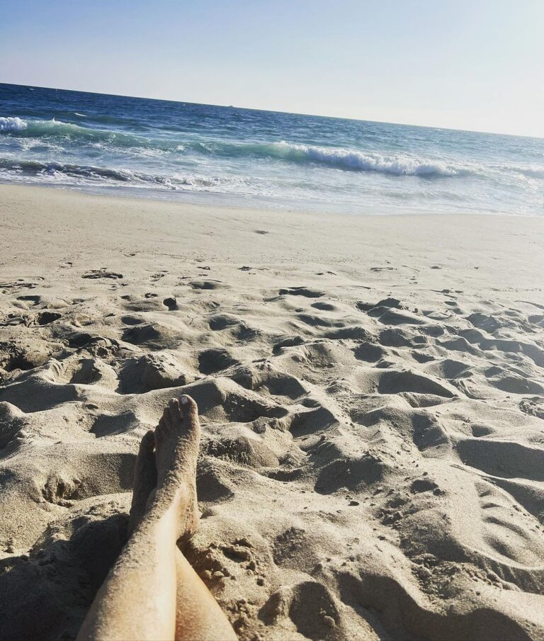 Anushka Sen Instagram - hello Los Angeles ☀️🫶🌊 Santa Monica Beach - Los Angeles