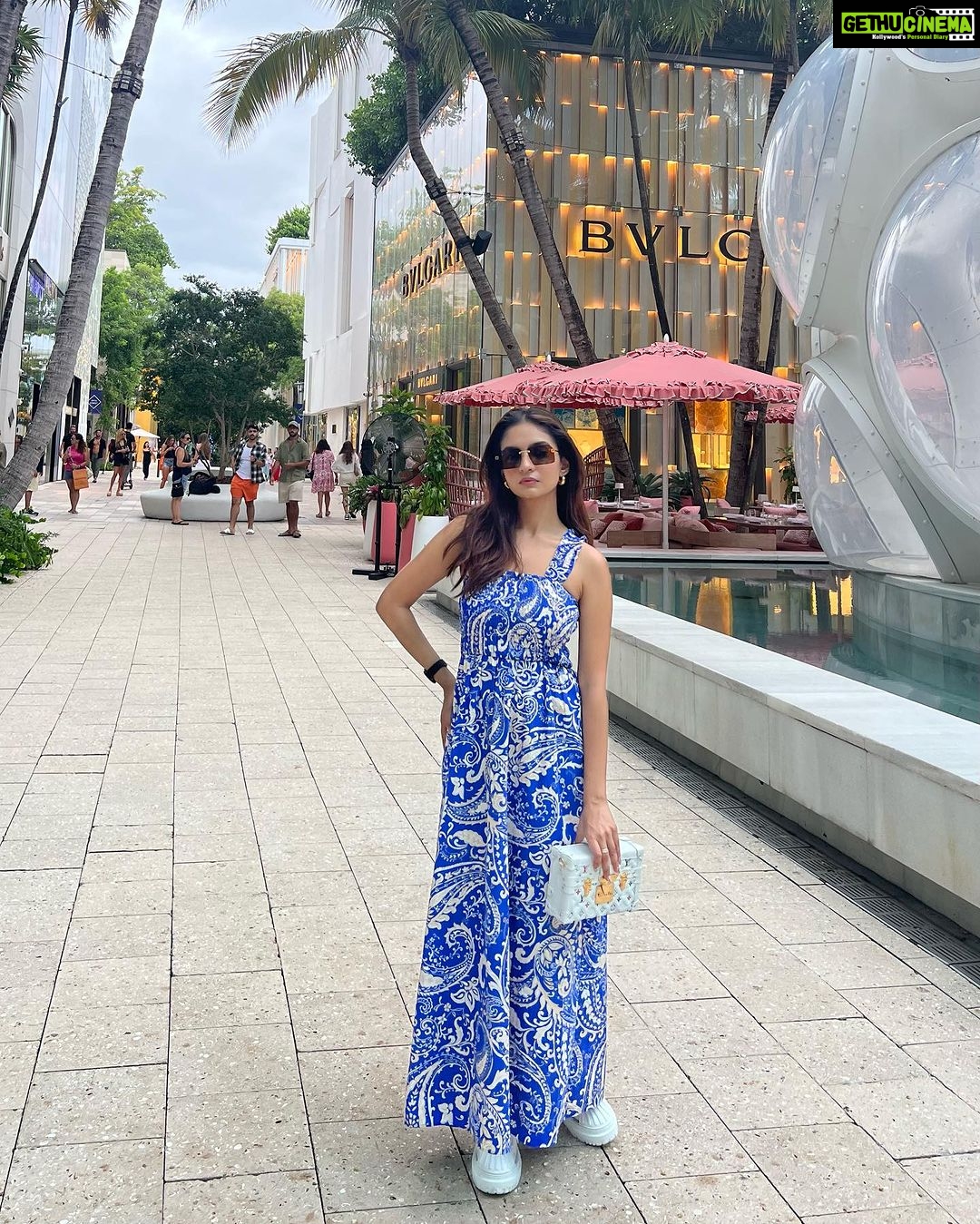 Anushka Sen Instagram - Miami days 🪄🛍️☀️🌻 Miami Design District