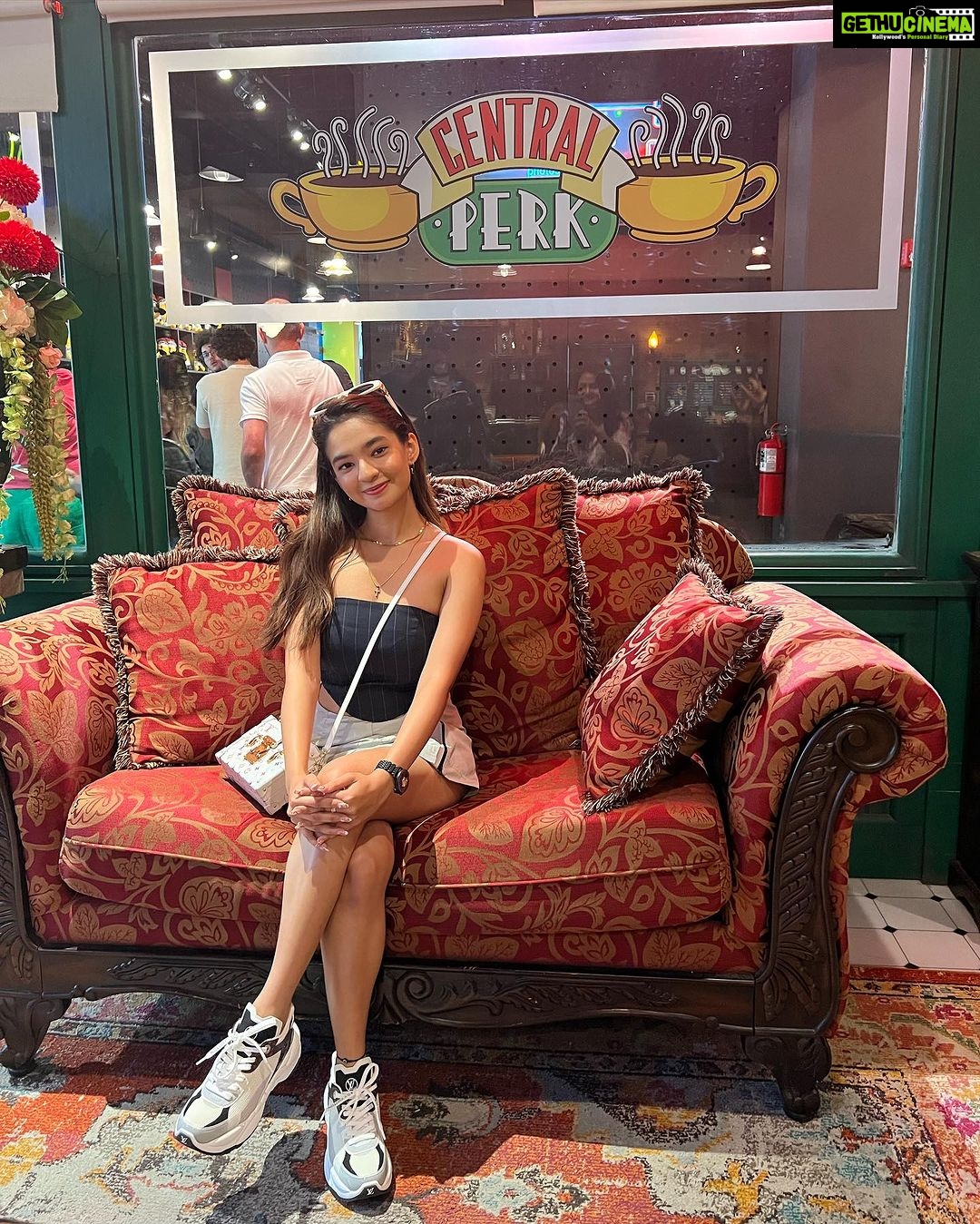 Anushka Sen Instagram - spent my birthday afternoon at this amazing experience centre of my favourite show FRIENDS!!! Had so much fun 🥹😘🤌💁♀️ Friends NYC Experience