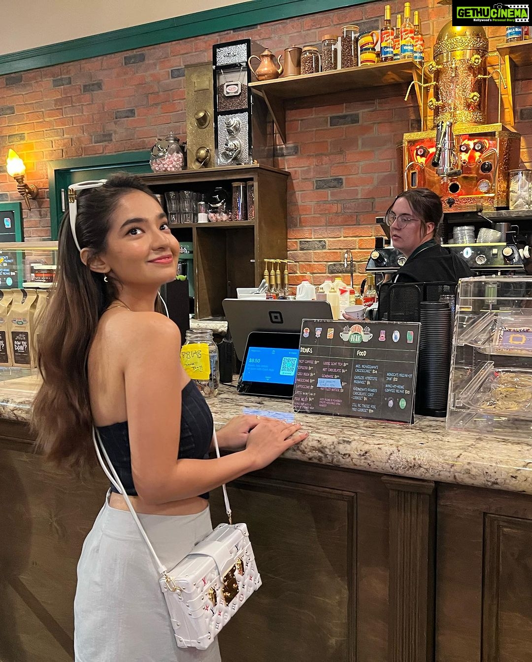 Anushka Sen Instagram - spent my birthday afternoon at this amazing experience centre of my favourite show FRIENDS!!! Had so much fun 🥹😘🤌💁♀️ Friends NYC Experience