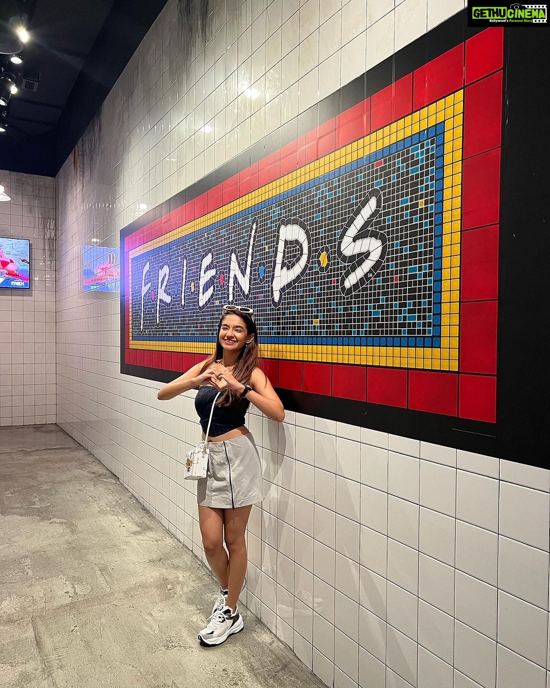 Anushka Sen Instagram - spent my birthday afternoon at this amazing experience centre of my favourite show FRIENDS!!! Had so much fun 🥹😘🤌💁♀️ Friends NYC Experience